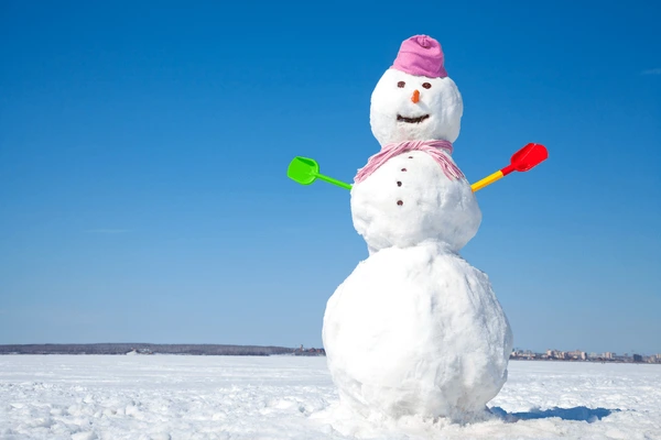 real-big-snowman-blue-sky-600nw-117667525