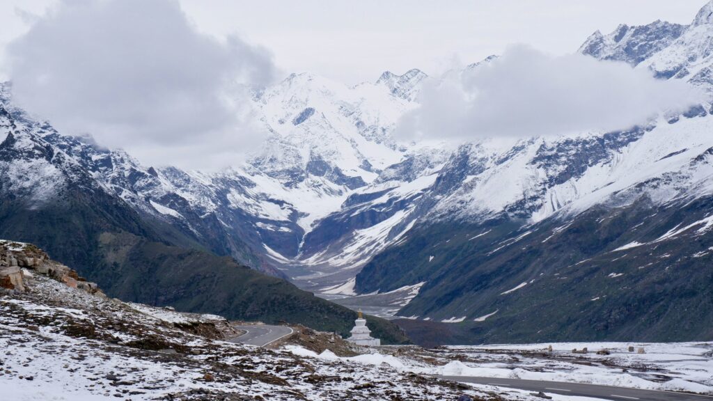 rohtang pass is best place to visit in kullu manali